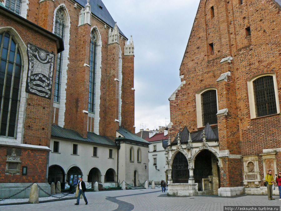 Справа от Мариацкого костела — Мариацкая площадь. На нее выходит костел св.Барбары. Краков, Польша