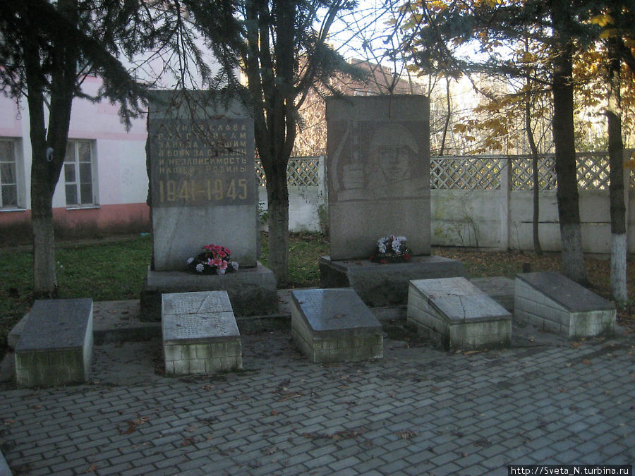 Памятник (братская могила?) Великой Отечественной Войне Малоярославец, Россия