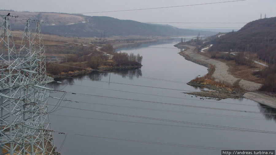Вид на Днестр после плотины Новоднестровск, Украина
