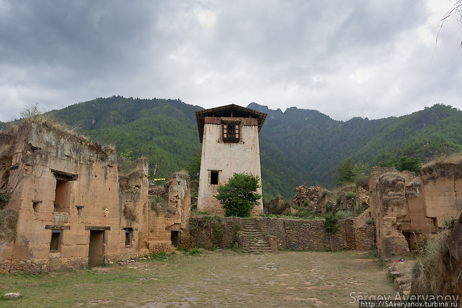 Руины Друкгьял Дзонга, сгоревшего в 1951 году Бутан