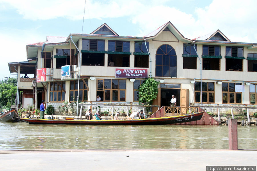 Ресторан с лодочной пристанью для туристов Ньяунг-Шве, Мьянма