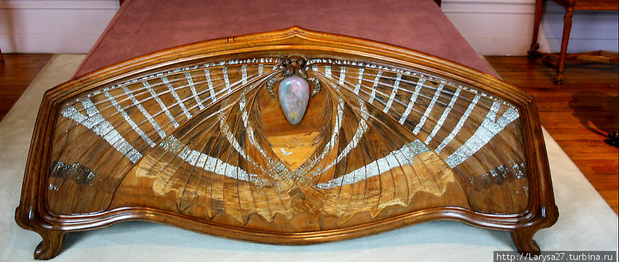 Кровать работы Эмиля Галле, 1904 г., палисандр, эбеновое дерево, перламутр, стекло.