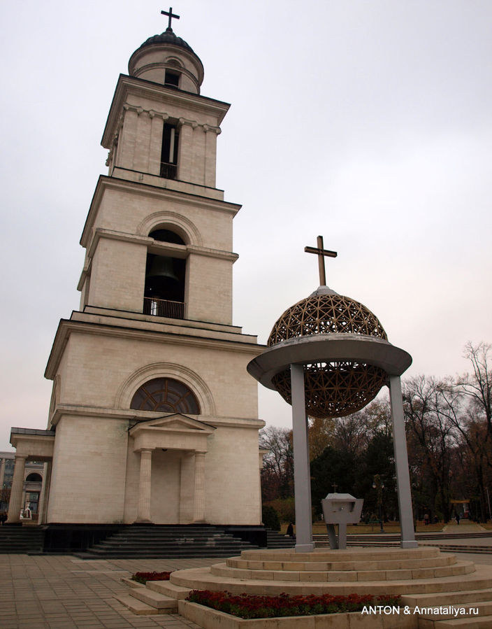 Колокольня и киворий кафедрального собора. Кишинёв, Молдова