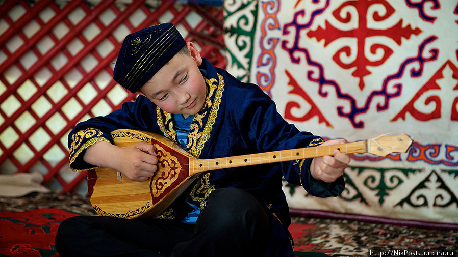 Домбра – любимый  музыкальный инструмент казахов.  Мастерство игры оттачивается с юных лет Атырауская область, Казахстан