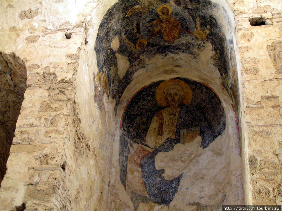 В церкови Святой Софии сохранились фрески, которые находились в течение многих лет под побелкой, нанесенной турками после того как они преобразовали её в мечеть. Полуостров Пелопоннес, Греция