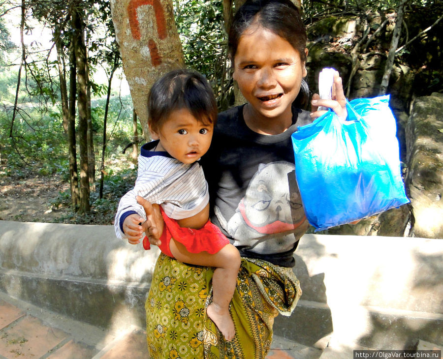 Этому повезло больше — у него есть мать. 
Кстати, в последние годы Камбоджа превратилась в центр торговли детьми, которых продают в рабство, и нередко сами родители, чтобы выжить Провинция Сиемреап, Камбоджа