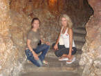 мы с Аней на лестнице музея — кстати, музей подземный.