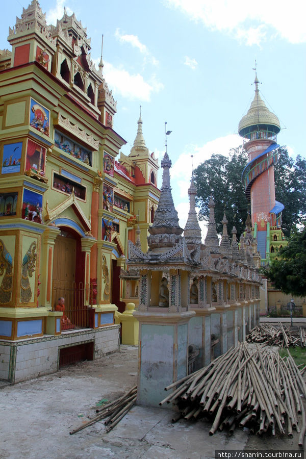 Пагода Арлайн Нга Синт рядом с храмом Монива, Мьянма