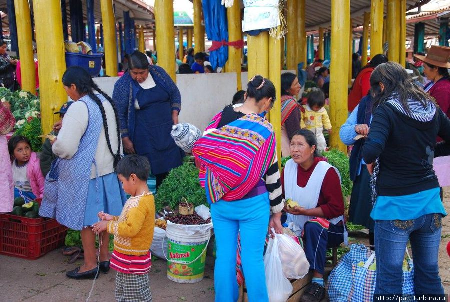 Ребеночек в национальной кунгурешке, и обе руки свободны для переноса тяжестей Все-таки нелегка женская доля
Перу, рынок в Куско, февраль 2012 года Перу