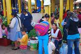 Ребеночек в национальной кунгурешке, и обе руки свободны для переноса тяжестей Все-таки нелегка женская доля
Перу, рынок в Куско, февраль 2012 года