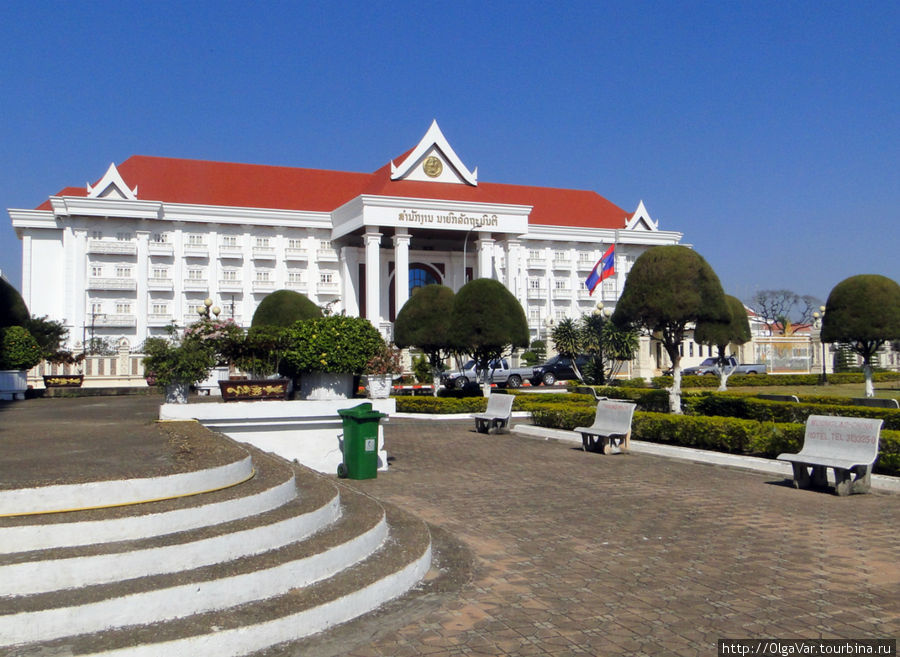 Недалеко от арки — здание правительства Лаоса (так сказал гид) Вьентьян, Лаос