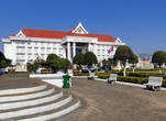 Недалеко от арки — здание правительства Лаоса (так сказал гид)