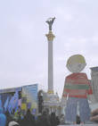 На фоне монумента 10 летия Независимости Украины