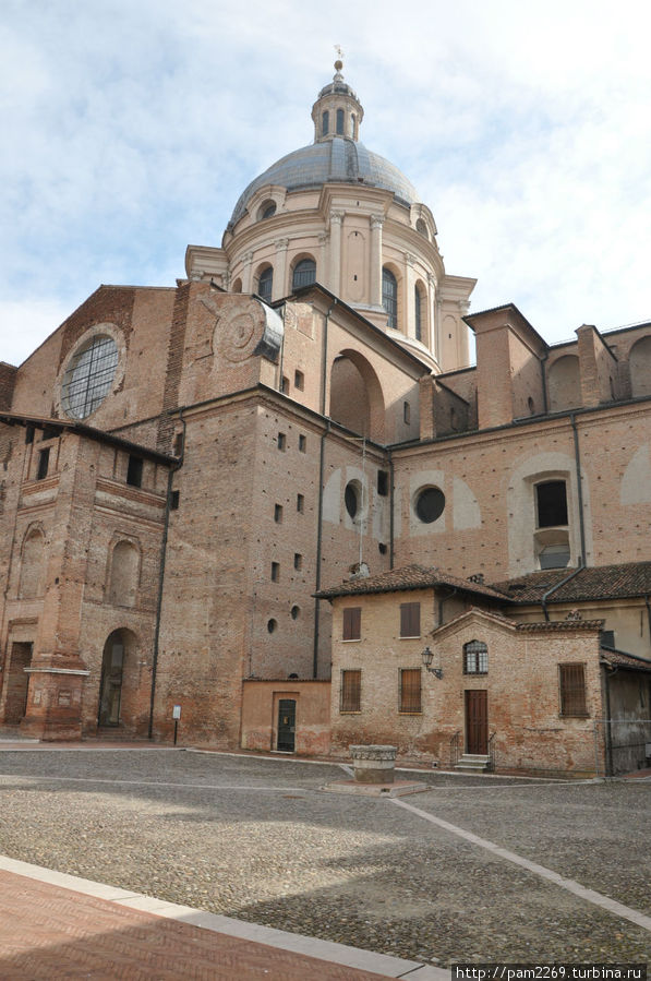 Вид на собор со стороны внутреннего двора Мантуя, Италия