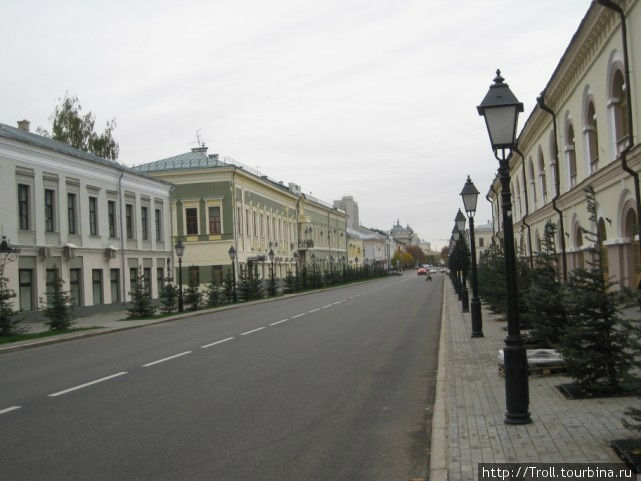 Чисто, пустынно, почти идеальный асфальт, новехонькие фасады — вот так выглядит Московская у самого кремля Казань, Россия