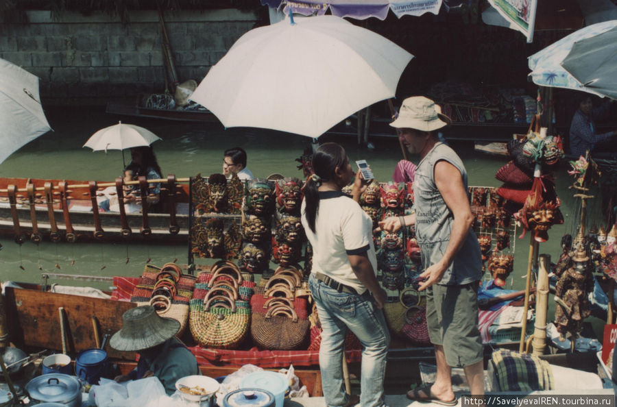 Сувениры плавучего рынка. Таиланд