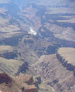 До реки Колорадо больше чем километр свободного полета.
