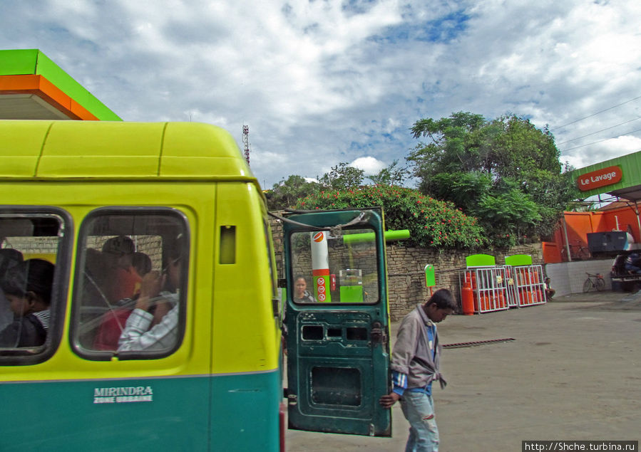 Вход в местные маршрутки осуществляется через заднюю дверь Антананариву, Мадагаскар