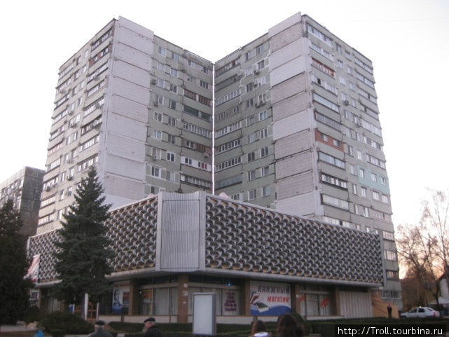 Советский многоэтажник с дополнениями Бельцы, Молдова