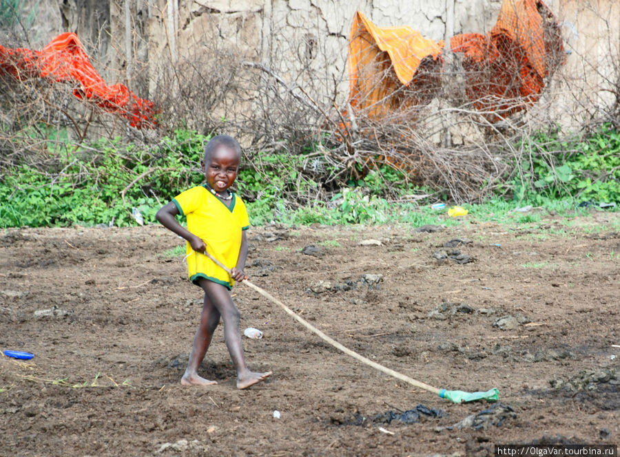 Игрушек у местной детворы не заметили, кроме каких-то палок, так что слету разошлись прихваченные с собой маленькие игрушки, но не всем они достались Масаи-Мара Национальный Парк, Кения