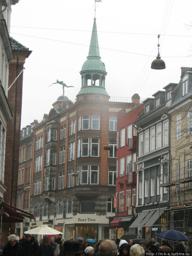 Здание бывшего универмага Messen Messen с круглой башенкой и фигурой человечка на крыше. Копенгаген, Дания