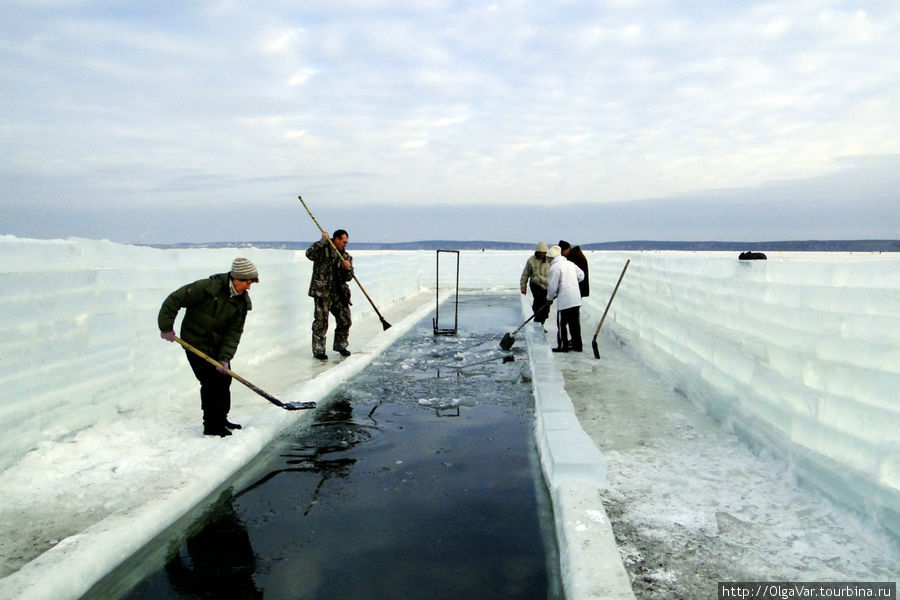 Любители зимнего плавания организовали здесь прорубь с заплывом. Только нужно постоянно счищать лед, поскольку вода быстро замерзает, превращаясь в ледяные глыбы Екатеринбург, Россия