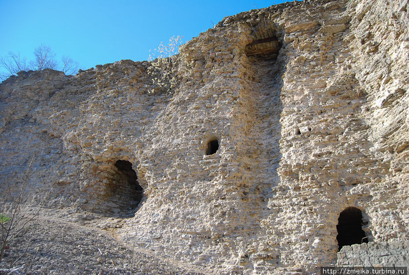Большая часть крепости в плохом состоянии, у ее подножия лежат груды отвалившихся камней.