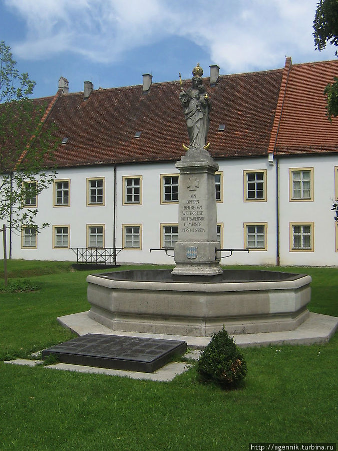 Колонна Марии  с надписью, В память всех погибших в  первой и второй Мировых войнах Обершлайсхайм, Германия