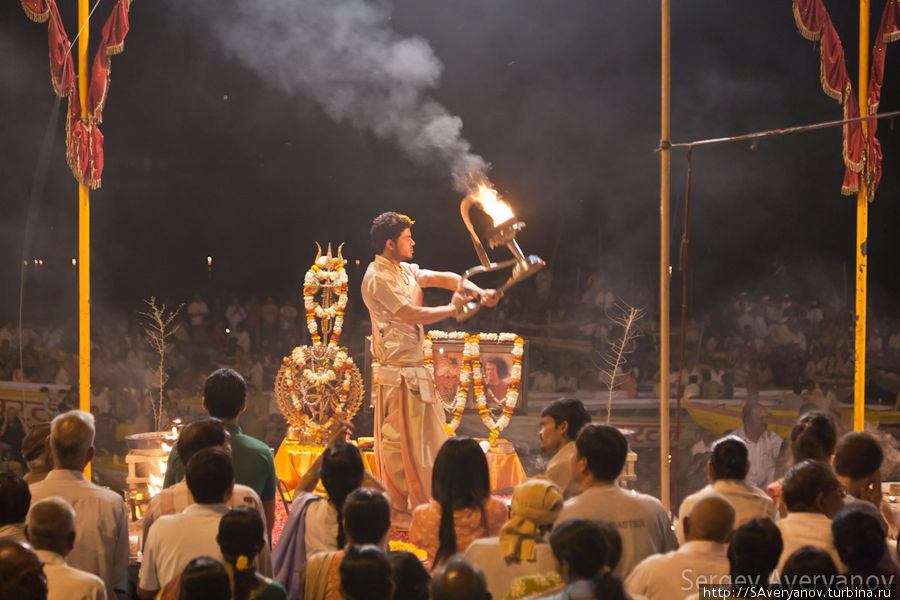 Церемония Аарти, огненные подношения Варанаси, Индия
