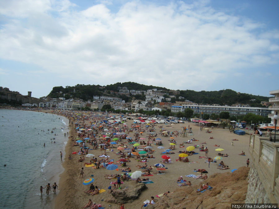 Пляж возле крепости. Тосса-де Мар Тосса-де-Мар, Испания