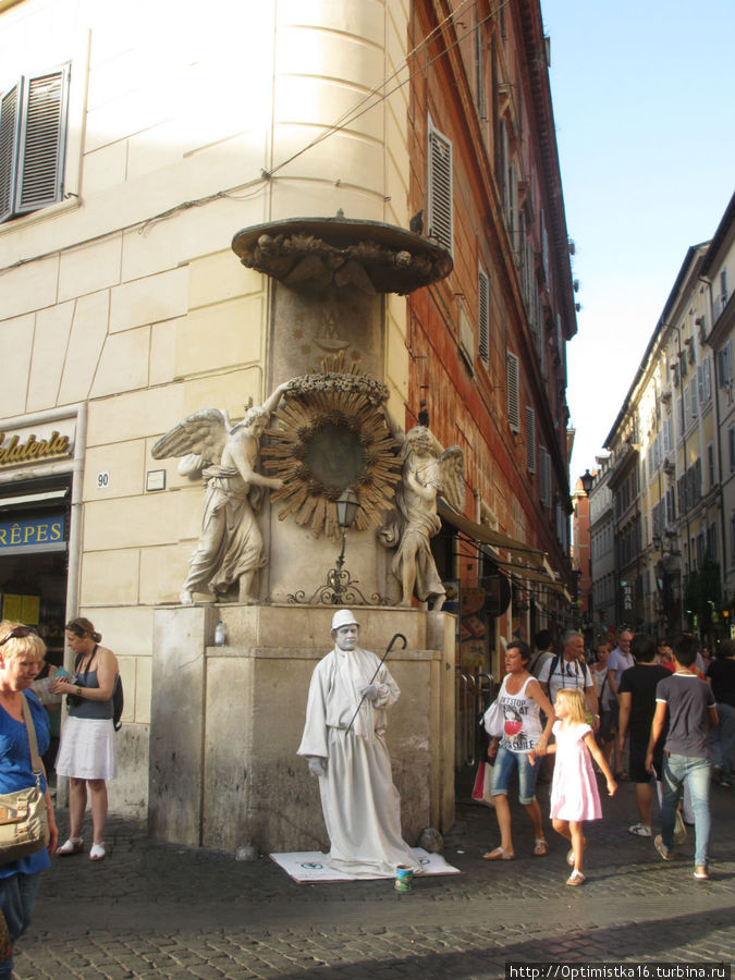 Вавилонское столпотворение у фонтана Треви Рим, Италия