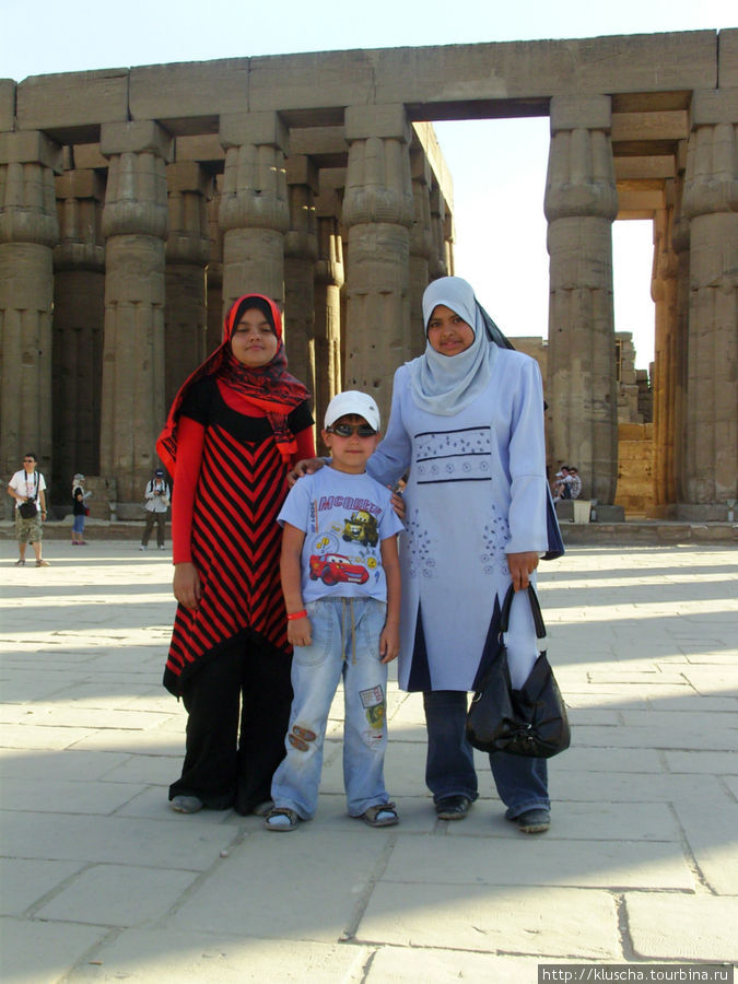 Девушки на экскурсии со школой позволили внуку с ними сфотографироваться. Египет