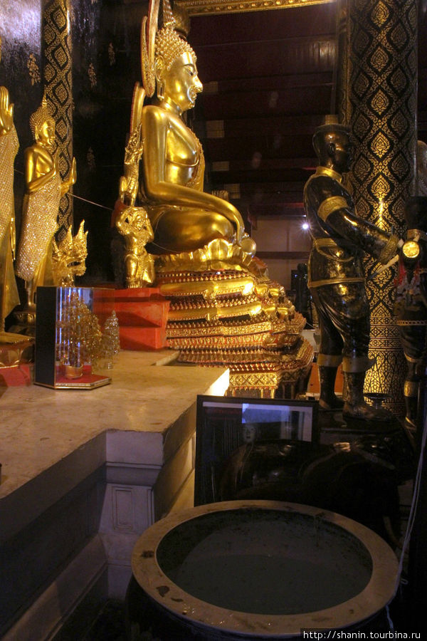 Ват Пхра Си Раттана Воравихарн Пхитсанулок, Таиланд