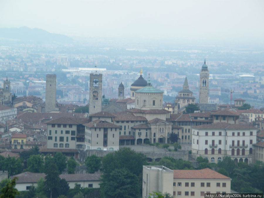 Вид на нижний город Бергамо, Италия