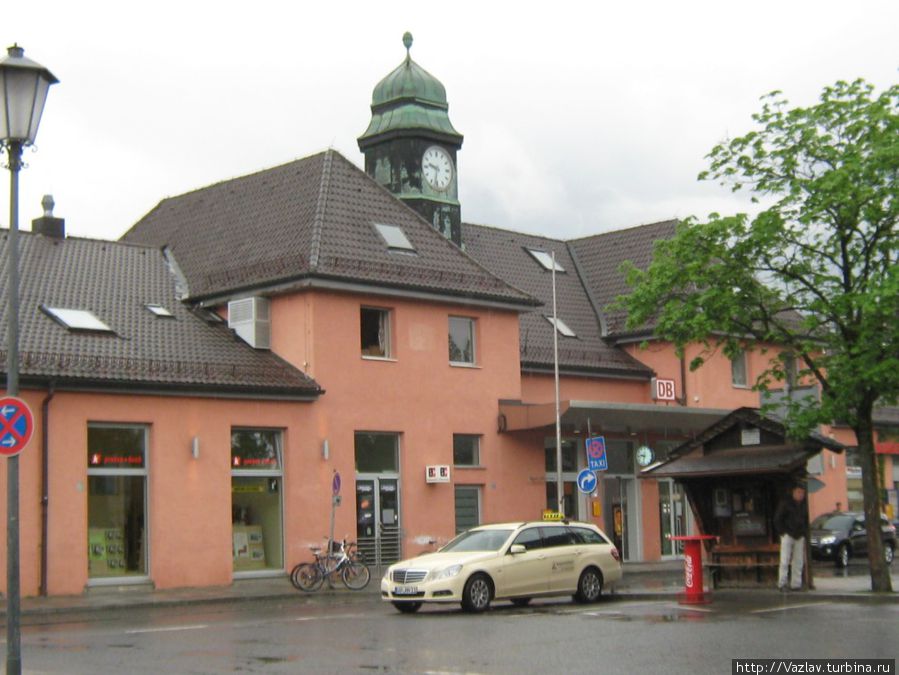 Вокзал, более похожий на усадьбу Гармиш-Партенкирхен, Германия