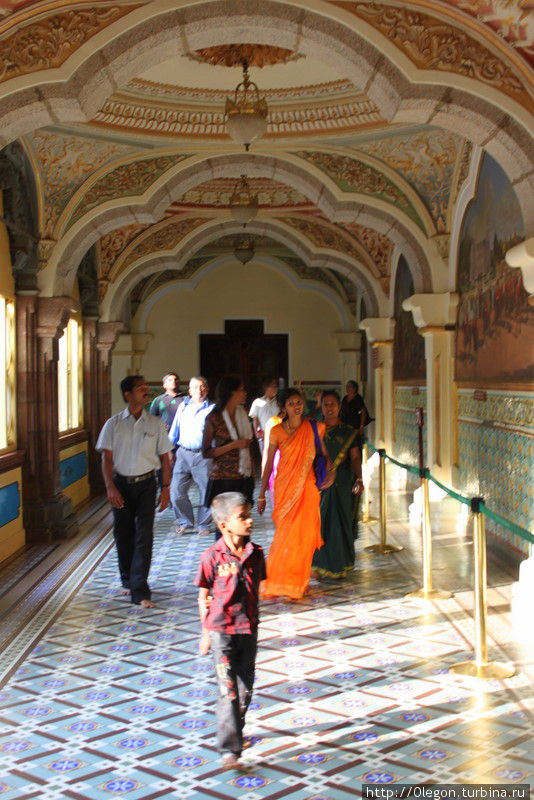 Дворец Майсура привлекает ежегодно более двух миллионов туристов Майсур, Индия