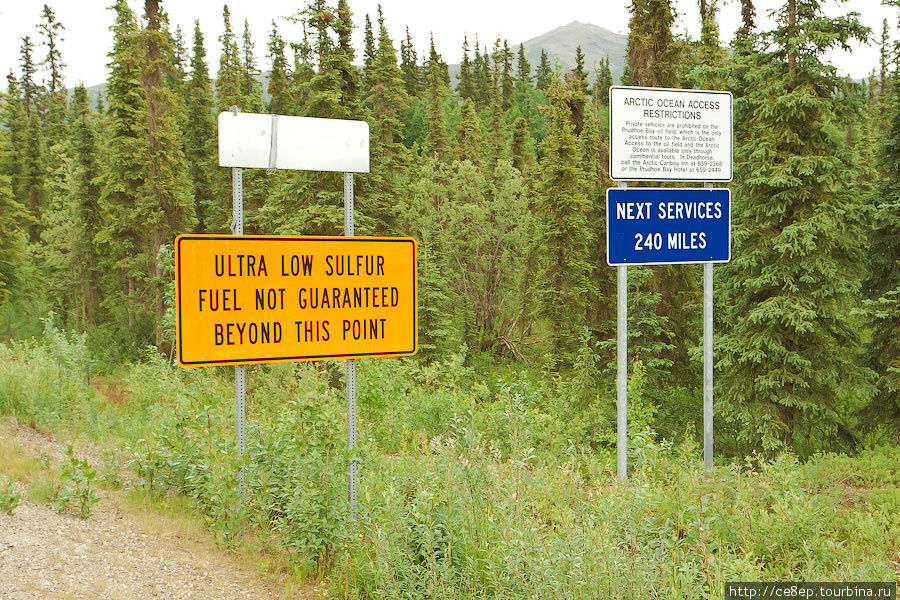 Страшные знаки для любого американца — заправки не будет следующие 240 миль, и вообще впереди — все страшно Штат Аляска, CША