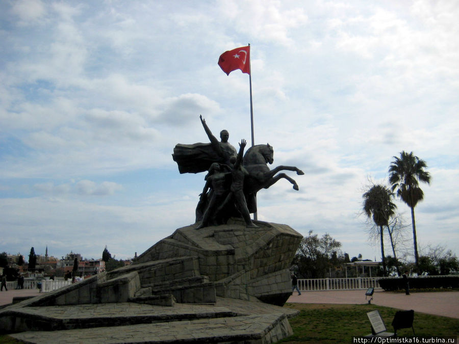 Памятник Ататюрку на площади Республики в центре Анталии Анталия, Турция