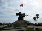 Памятник Ататюрку на площади Республики в центре Анталии