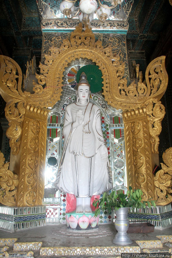 Будда внутри пагоды Амарапура, Мьянма