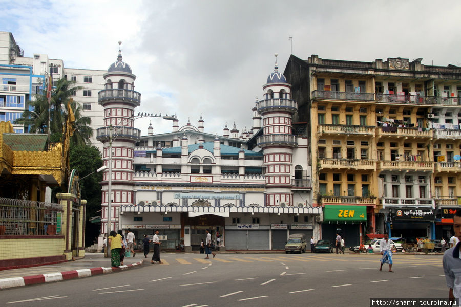 Мечеть у пагоды Суле в Янгоне Янгон, Мьянма