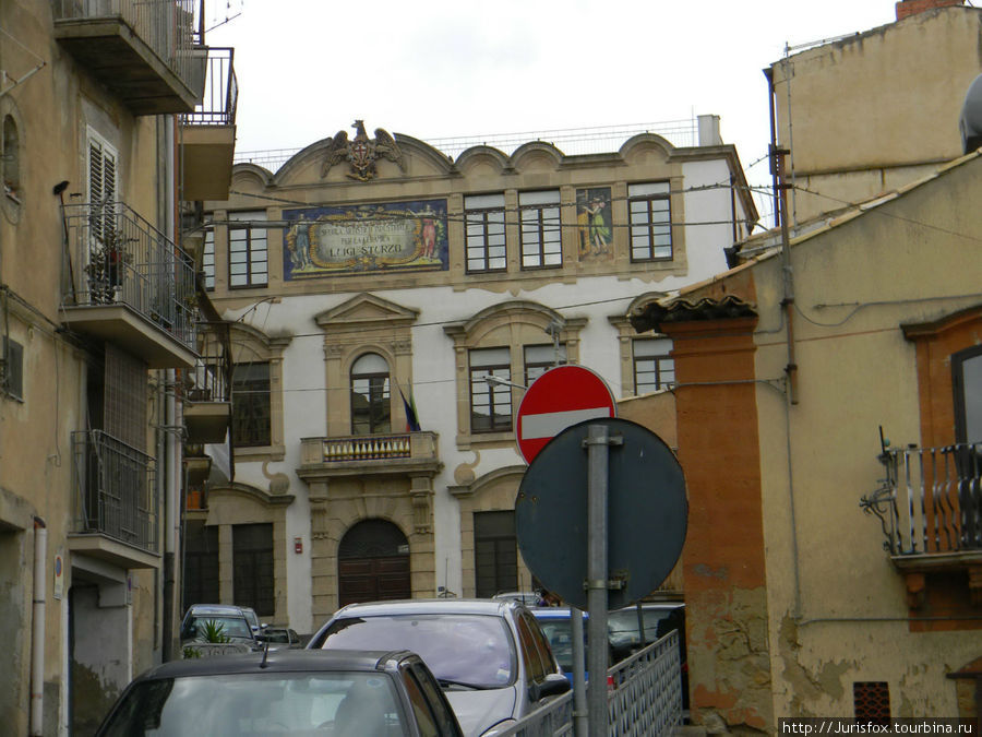 Фасад одной из керамических школ Кальтаджироне, Италия