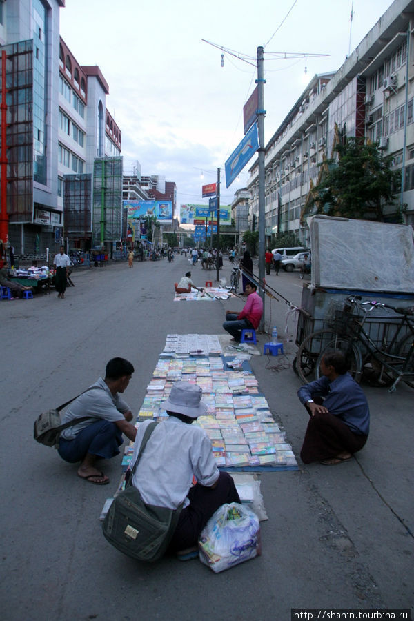 Улица букинистов Мандалай, Мьянма