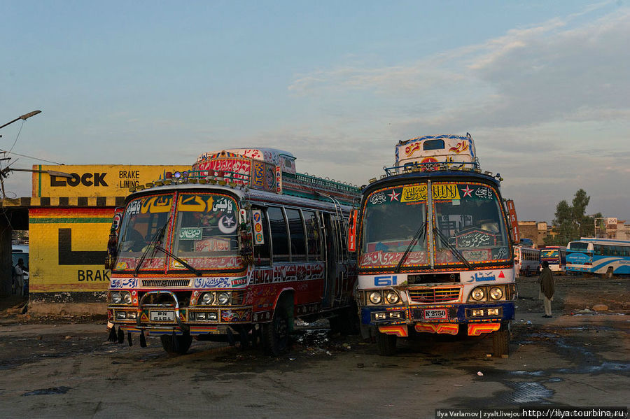 Автобусы очень старые, но оформлены с любовью ;) Пакистан