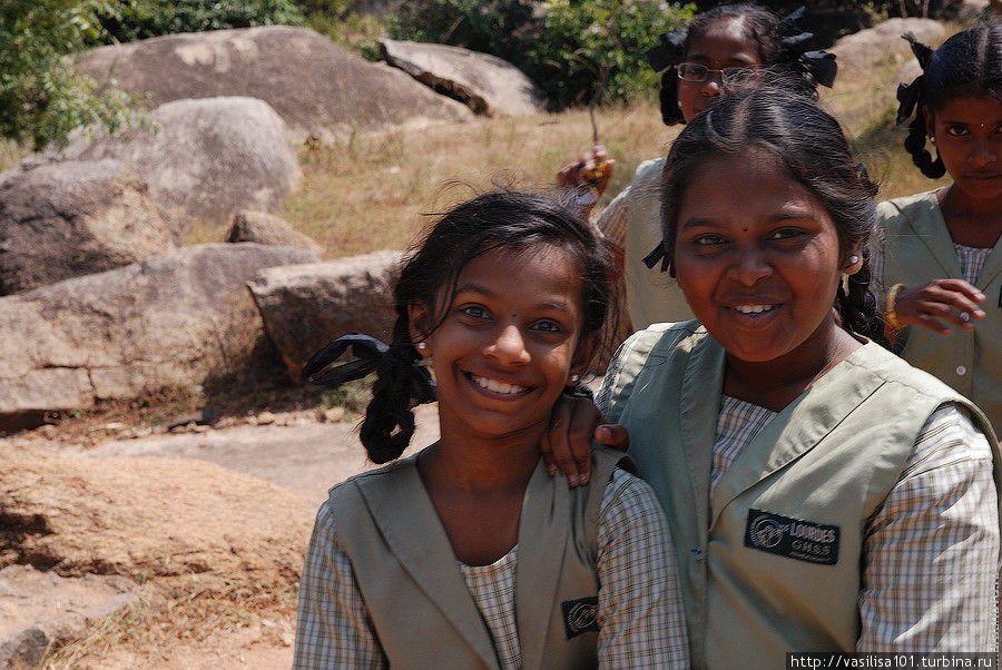 Школьницы на экскурсии Мамаллапурам, Индия