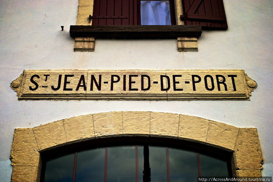 Приветственная надпись на здании вокзала. Сен-Жан-Пье-де-Пор, Франция