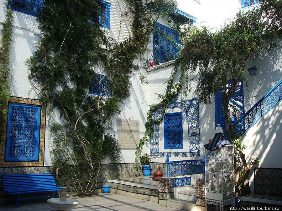 Типичный дворик. Сиди-Бу-Саид, Тунис