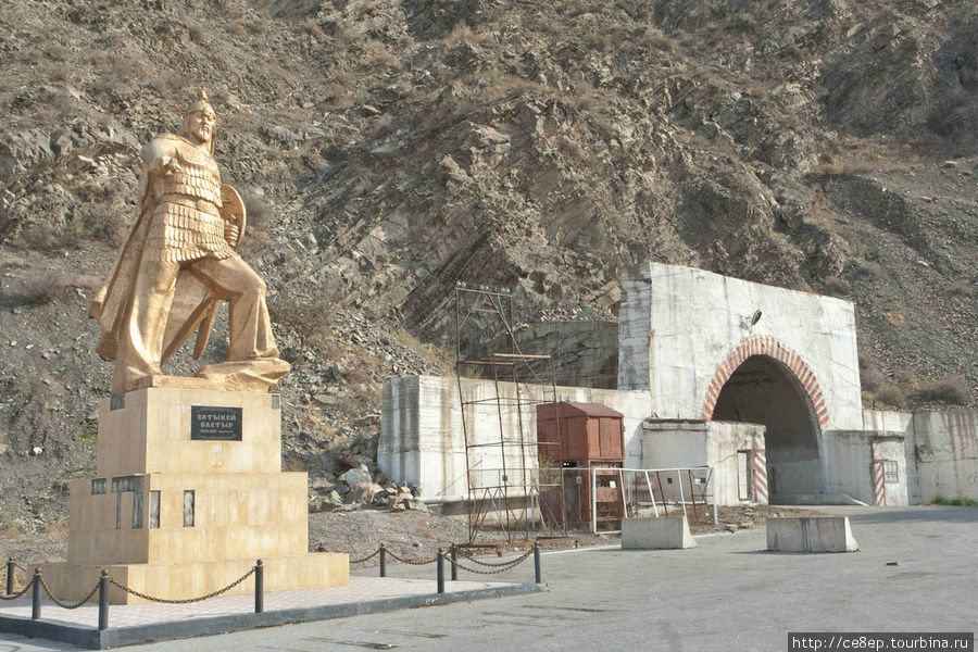 Перед въездом в туннель можно встретить памятник Киргизия