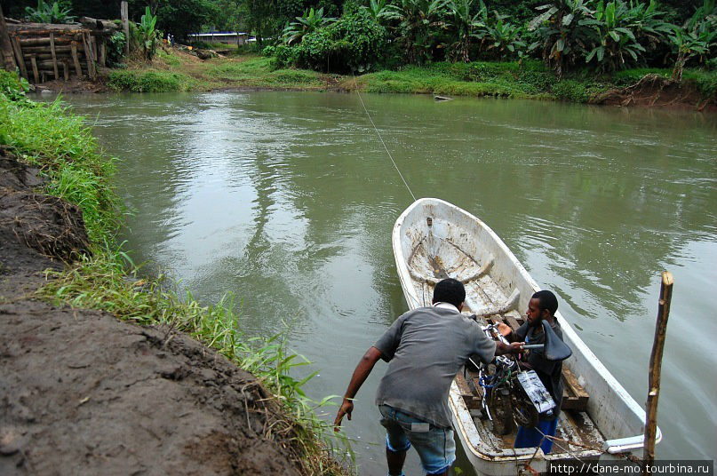 Пересечение реки на лодке компании, чинящей мост через реку. Папуа-Новая Гвинея