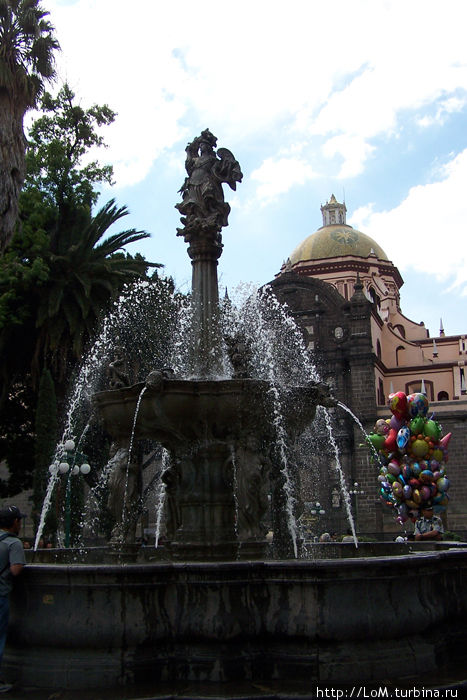 фонтан на центральной площади Пуэбла, Мексика